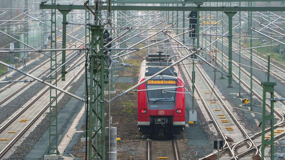 Bahnbetrieb auf Riedbahn läuft wieder