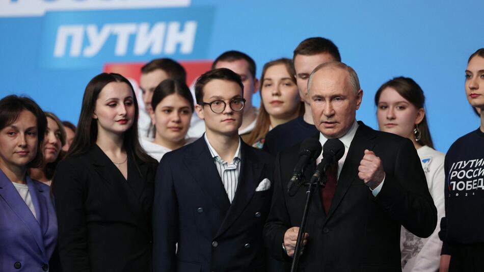 Putin spricht nach der Präsidentschaftswahl.