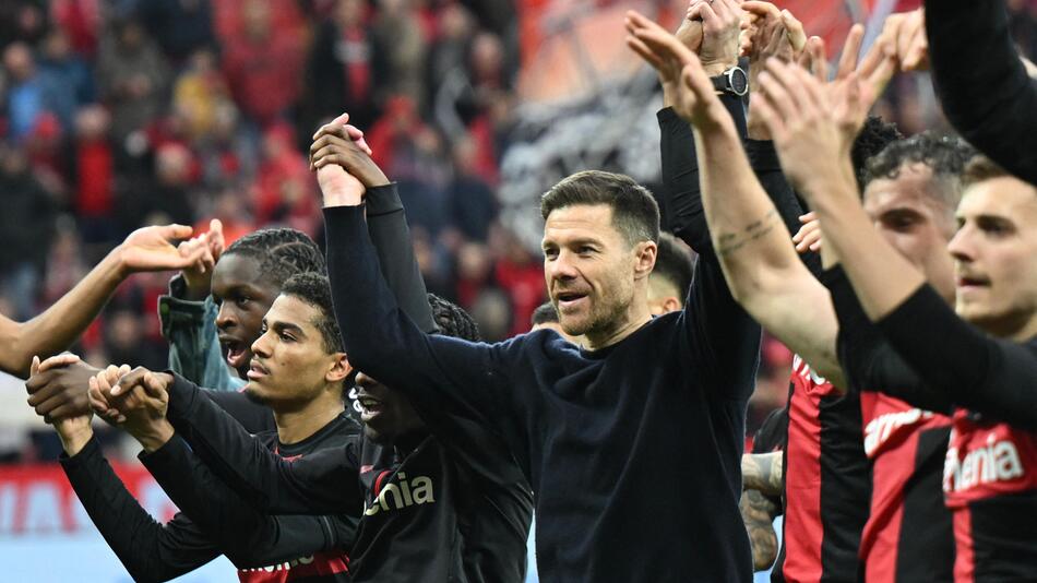 Bayer Leverkusens Cheftrainer Xabi Alonso feiert mit seinen Spielern den Heimsieg über Hoffenheim