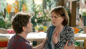 "Rote Rosen": Jess (r.) hat in Elyas' Gegenwart eine Panikattacke.