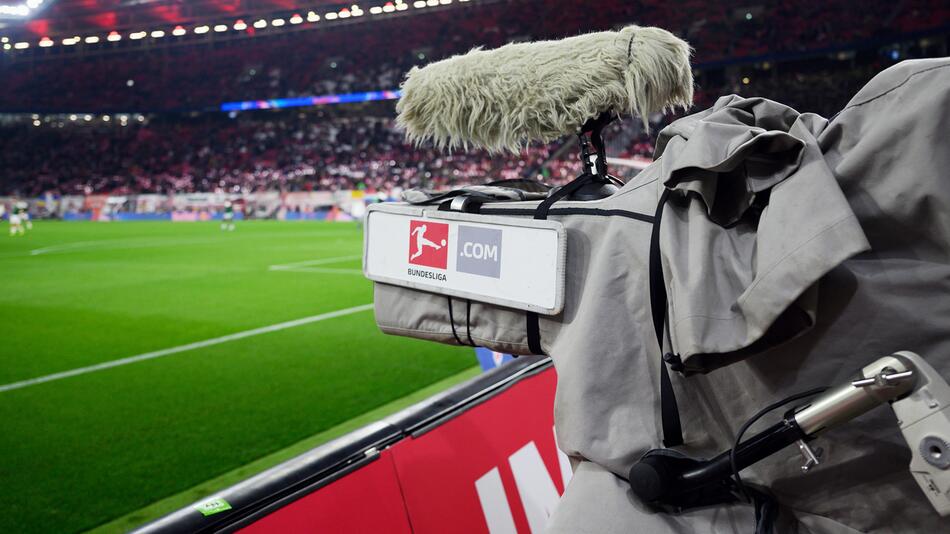 Eine Kamera ist in Leipzig auf das Bundesligaspiel von RB gegen Mönchengladbach gerichtet