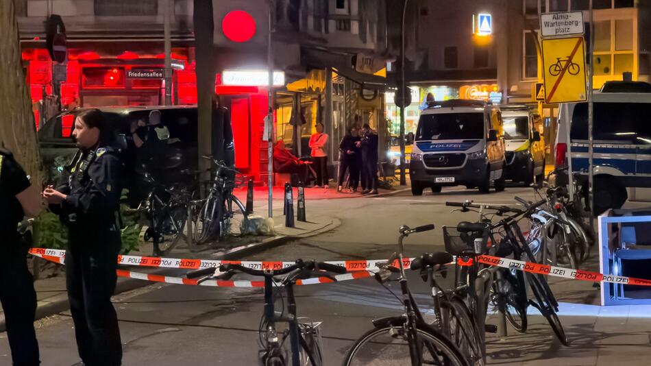 Zwei maskierte Männer schießen auf 14-Jährigen