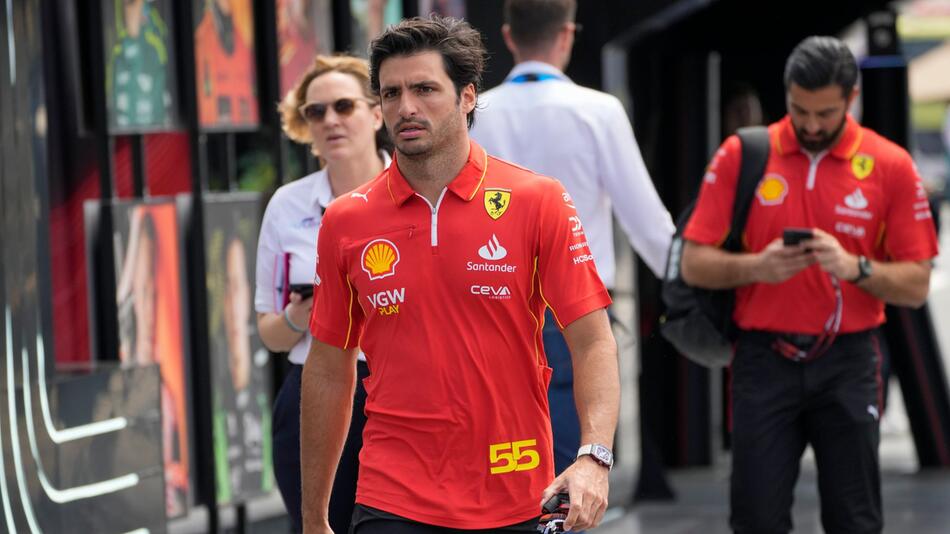 Ferrari-Pilot Carlos Sainz marschiert durch das Fahrerlager der Formel 1
