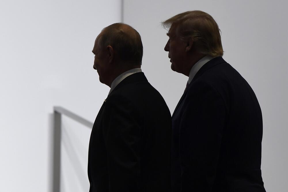 Donald Trump und Wladimir Putin laufen nebeneinander durch ein Gebäude
