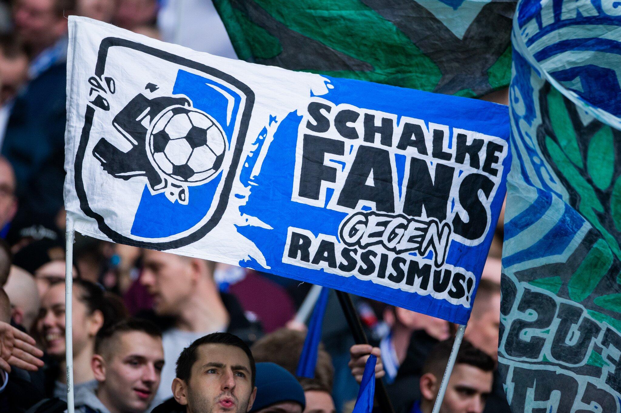 Bundesliga-Clubs Hertha und Schalke 04 protestieren gegen Rassismus | GMX