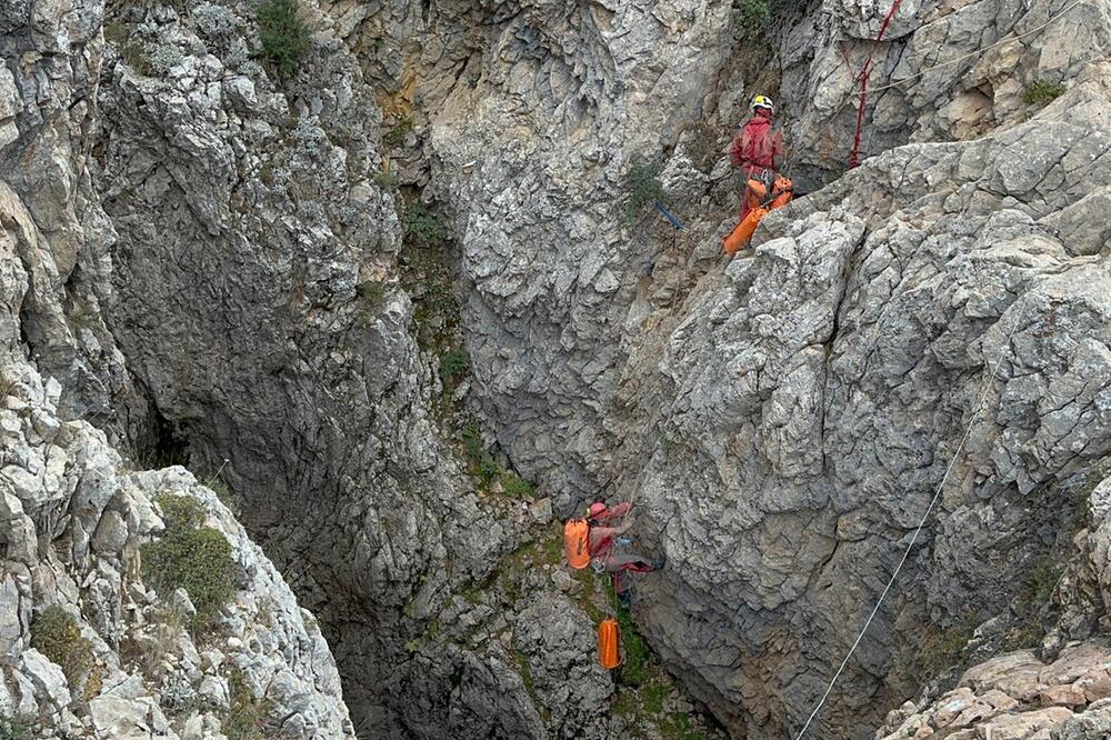 Mitglieder der European Cave Rescue Association arbeiten neben dem Eingang der Morca-Höhle