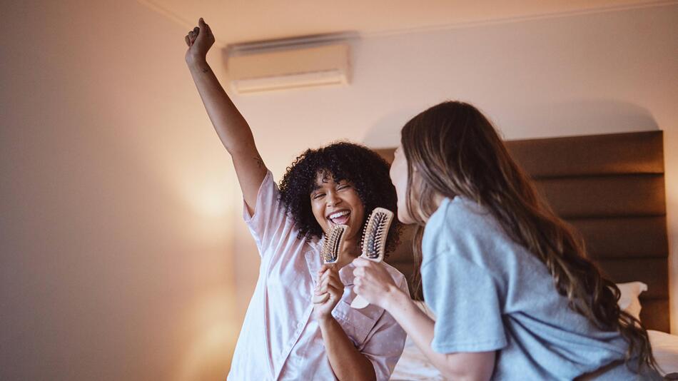 Frauen singen Karaoke