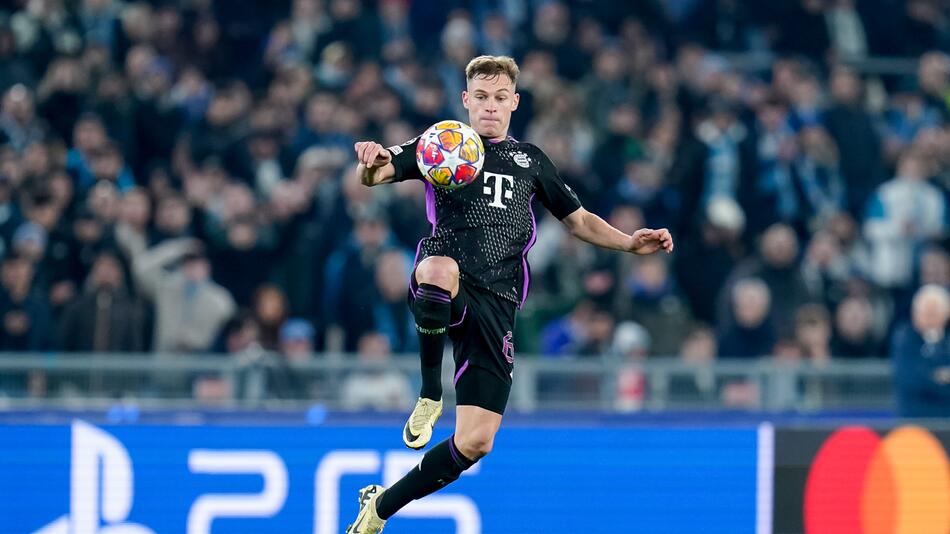 Bayern Münchens Joshua Kimmich kontrolliert gegen Lazio Rom den Ball