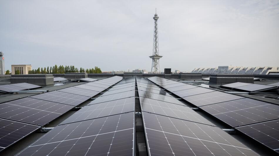 Bau von Berlins größter Photovoltaik-Anlage