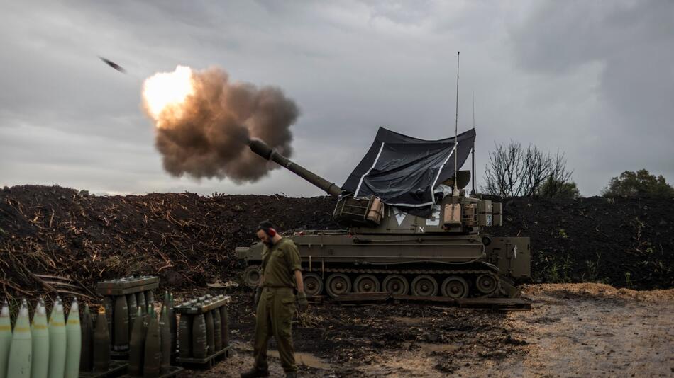 Israelische Soldaten feuern nahe dem Libanon eine Haubitze ab