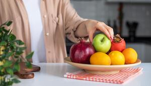 Person greift in Obstschale.