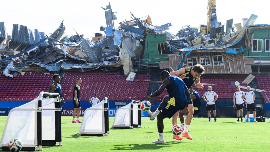 Tribüne in Schwedens WM-Camp eingestürzt