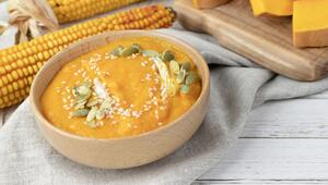 Kürbiskerne und Sesam runden die Suppe ab.