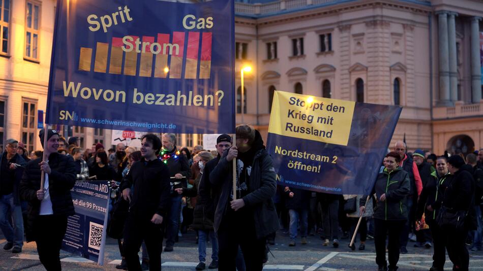 Menschen demonstrieren gegen die Energiepolitik, die Inflation und die Folgen des Ukraine-Krieges