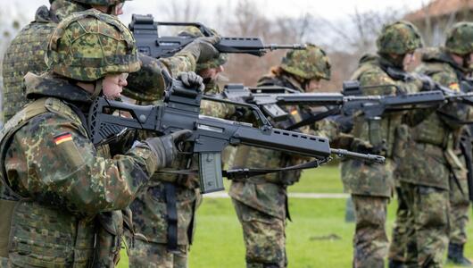 Soldaten in der Grundausbildung halten das Sturmgewehr G36 in den Händen. 