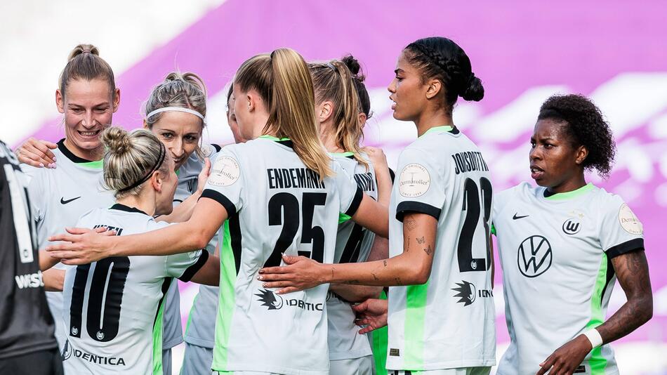 Die Frauen des VfL Wolfsburg jubeln gegen Essen