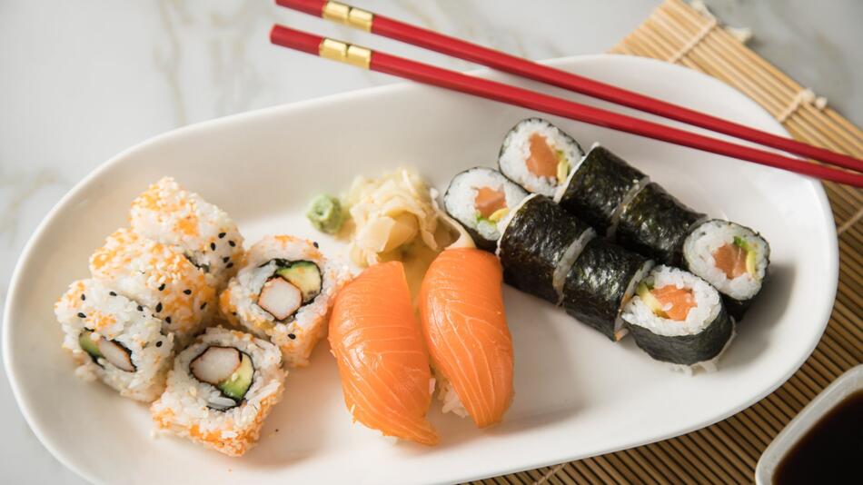 Unterschiedliche Sushi-Varianten liegen auf einem Teller