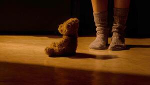 Kind Teddybär Füße