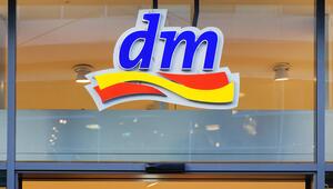 dm, Drogeriemarkt, Firmenlogo am Eingang zu einem Geschäft