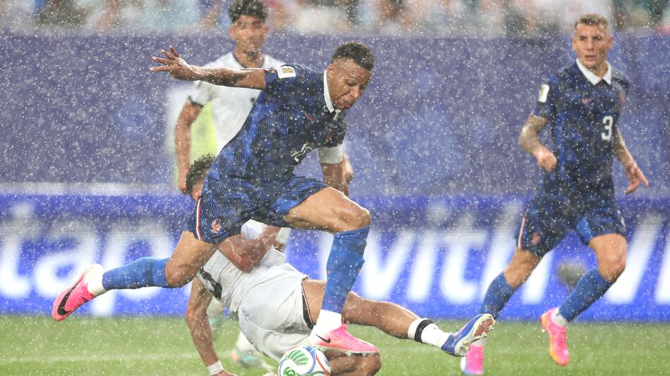 Stadion bei Frankreich-Spiel wegen Unwetters evakuiert