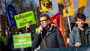 Heinrich Strößenreuther (Grüne) bei einer Kundgebung