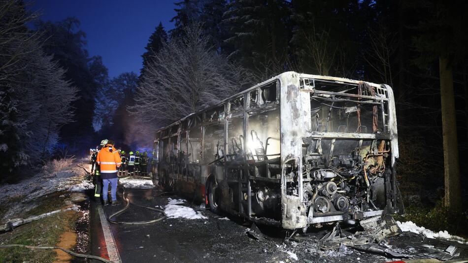 Linienbus gerät in Brand