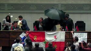 Rangeleien im Parlament in Bolivien