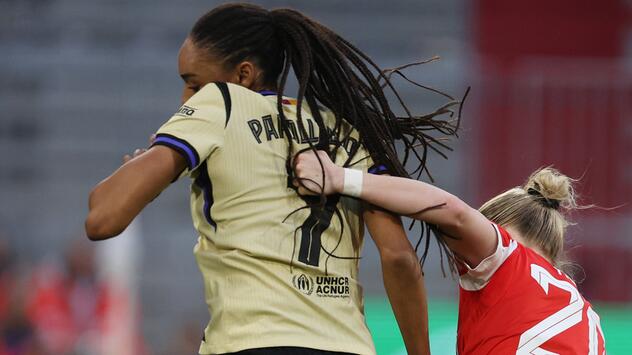 Für diese Aktion sah Bayerns Franziska Kett die Rote Karte.