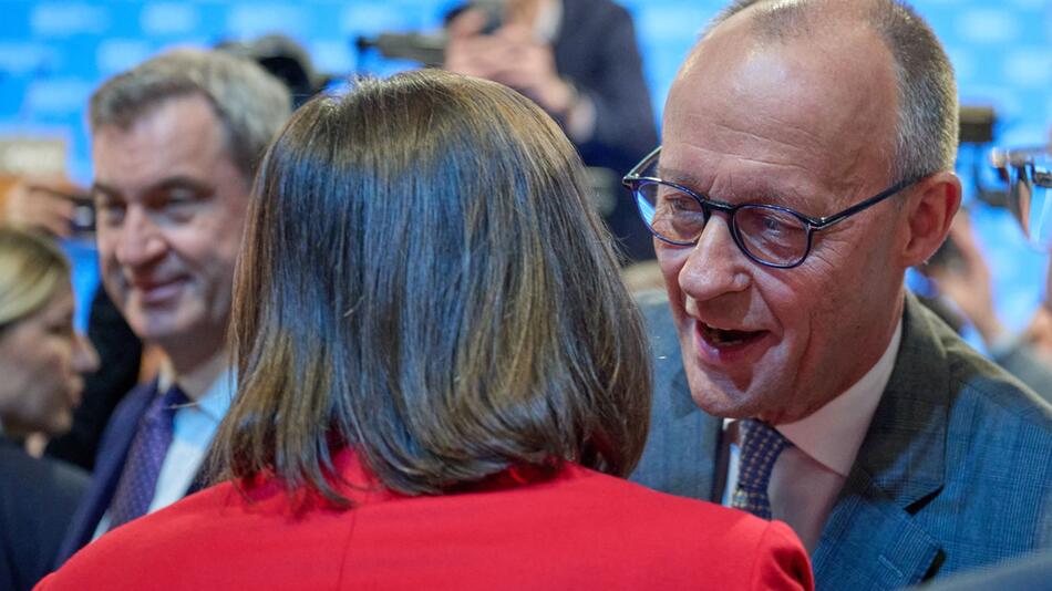 Merz begrüßt Aigner mit Küsschen – aber zur P-Frage kein Wort