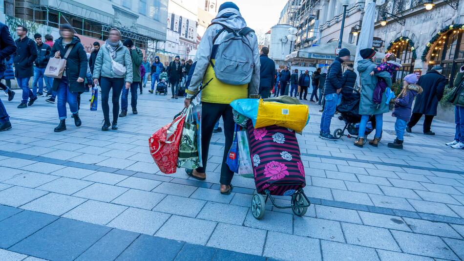 Mittelloser Rentner in der Münchner Fußgängerzone