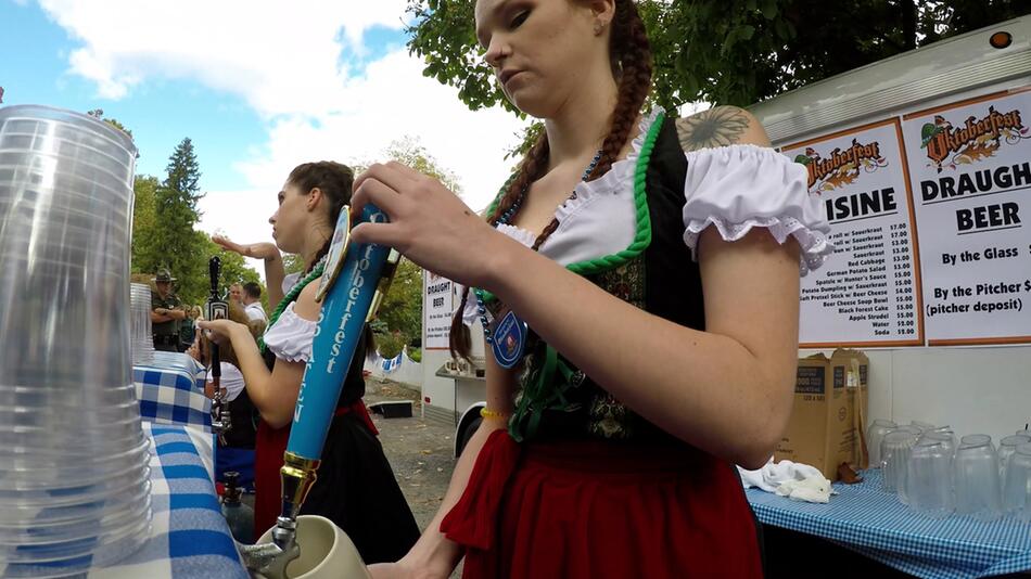 Oktoberfest 2024: So viel zahlt man für eine Maß Bier oder ein halbes Hendl