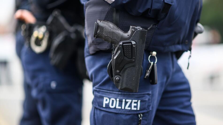 Polizist mit Dienstwaffe