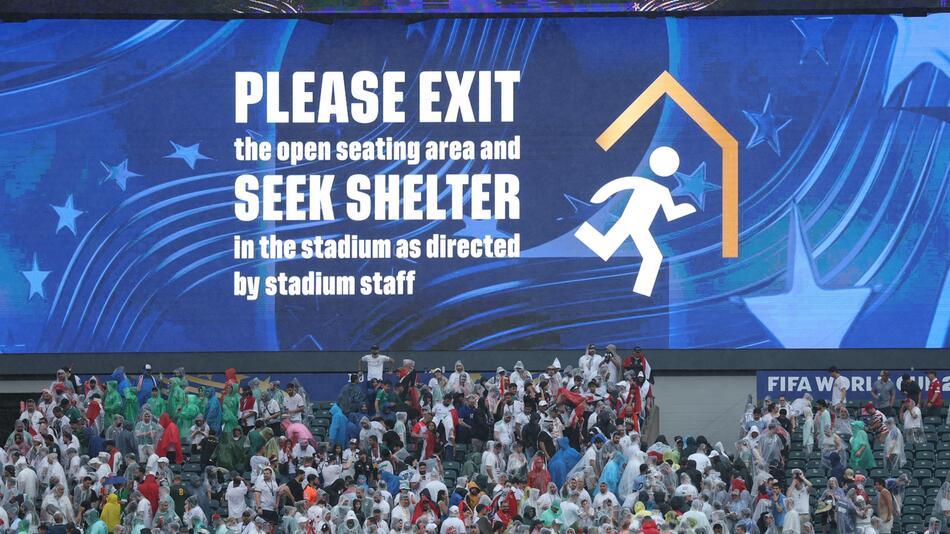 Gewitter über dem Stadion: Wiederanpfiff verzögert sich