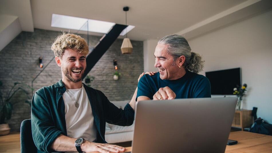 Zwei Männer arbeiten am Laptop