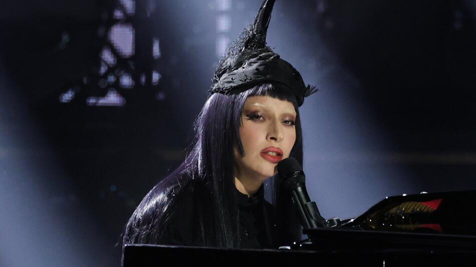 Lady Gaga hatte bei ihrer zweiten Coachella-Performance mit einer Mikro-Panne zu kämpfen.