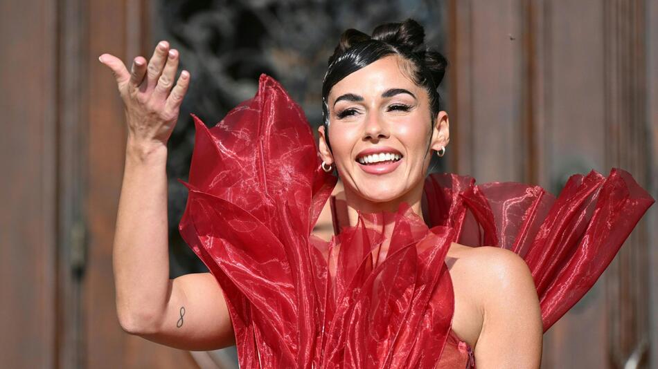 Zum ESC-Auftakt greift Sarah Engels zu roter Flammenrobe