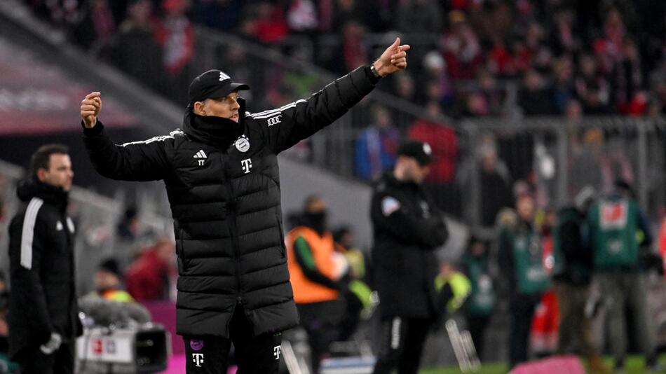Bayern-Trainer Thomas Tuchel gestikuliert während der Partie gegen Bremen am Spielfeldrand