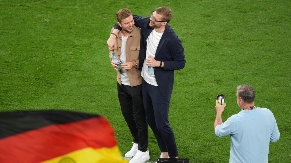 Christoph Kramer (l.) und Per Mertesacker