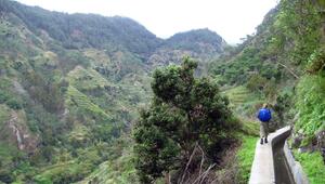 Eine Frau wandert durch Madeira