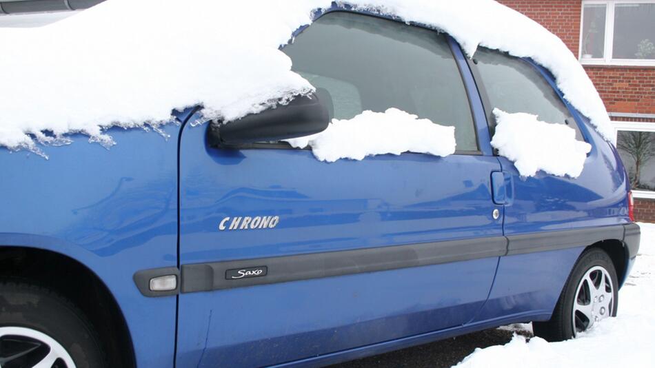 Schnee auf dem Auto: Vor dem Losfahren unbedingt entfernen