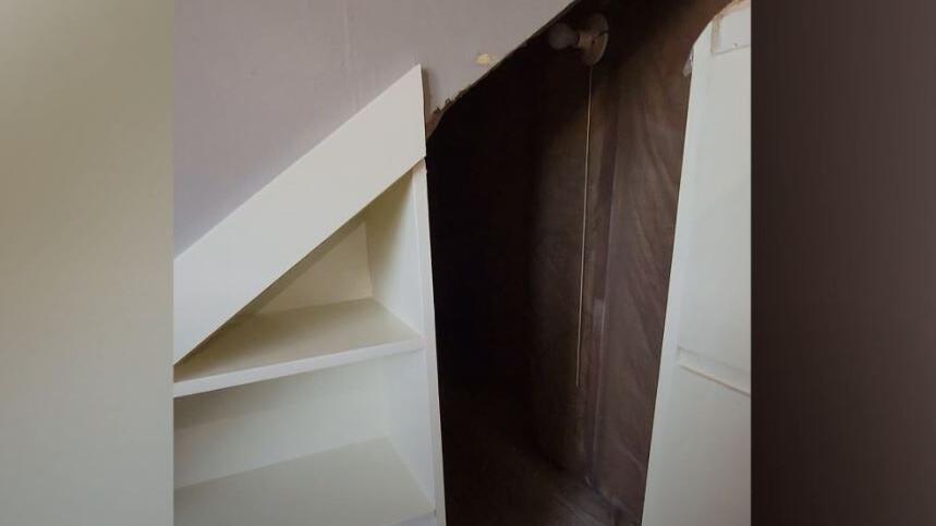 Eine Familie hat in ihrem neuen Haus ein verstecktes Zimmer gefunden.