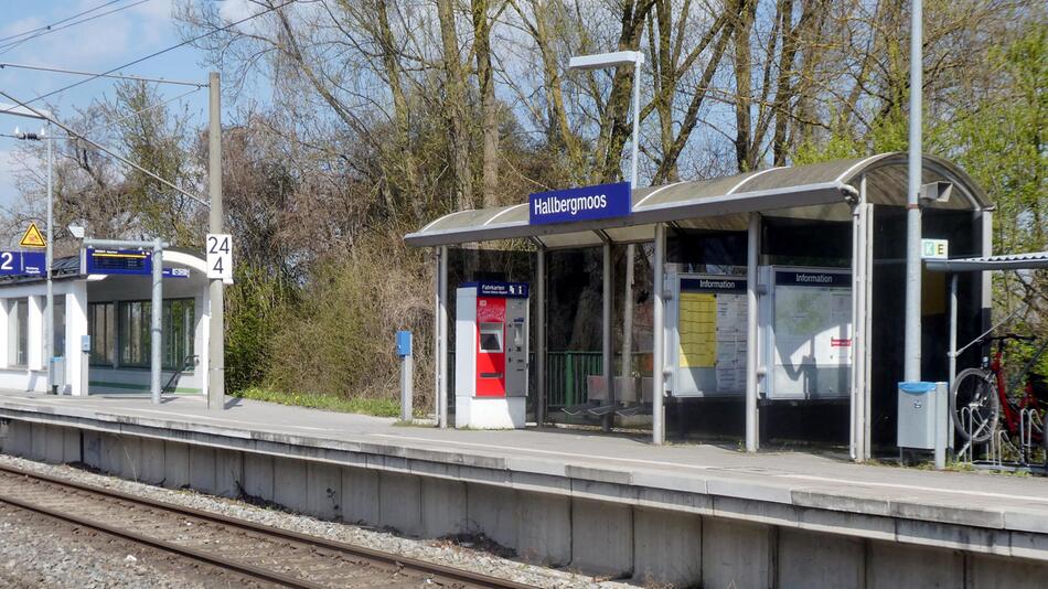 Bahnhof Hallbergmoos,Unterführung und Wartehäuschen