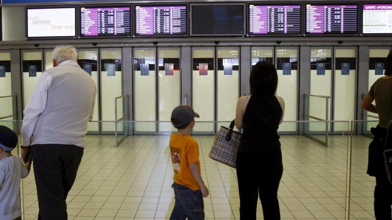 Menschen am Flughafen