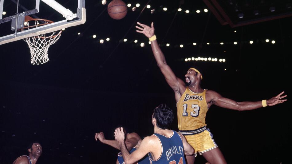 Lakers-Center Wilt Cahmberlain im Duell mit den New York Knicks