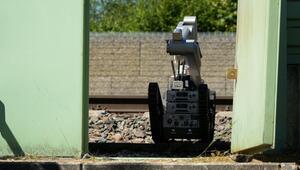 Ein Sprengroboter ist auf dem Bahnhofsgelände in Mittelfranken im Einsatz. 