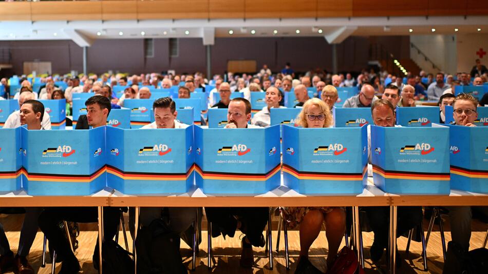 Mitglieder AfD Südwest sitzen bei der Landesversammlung auf ihren Plätzen