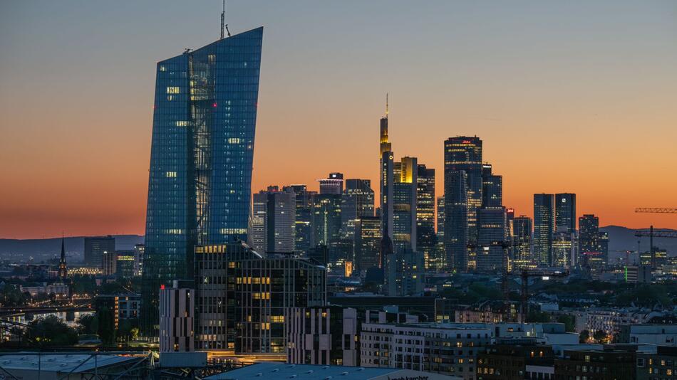 EZB hebt Zinsen an – für Sparer hat das Vorteile