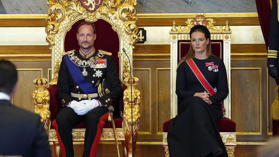 Ingrid Alexandra steht ihrem Vater König Haakon bei