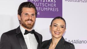 Jonas Hofmann arbeitet an seiner eigenen Fußballmannschaft mit seiner Laura.