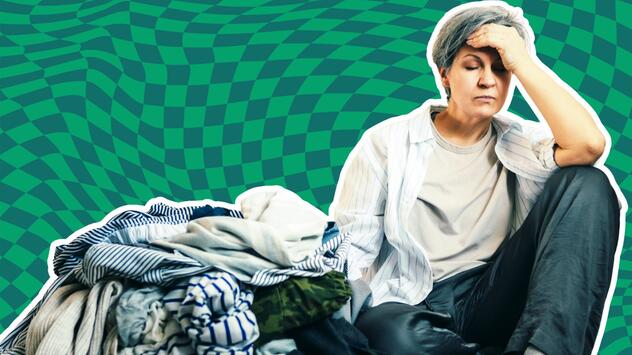 Frau, die genervt neben Wäschebergen sitzt. 